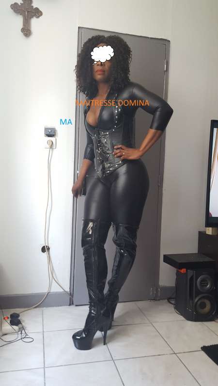 Photo ads/1610000/1610226/a1610226.jpg : MAITRESSE DOMINATRICE FEMME BLACK ET SA SOUMISE